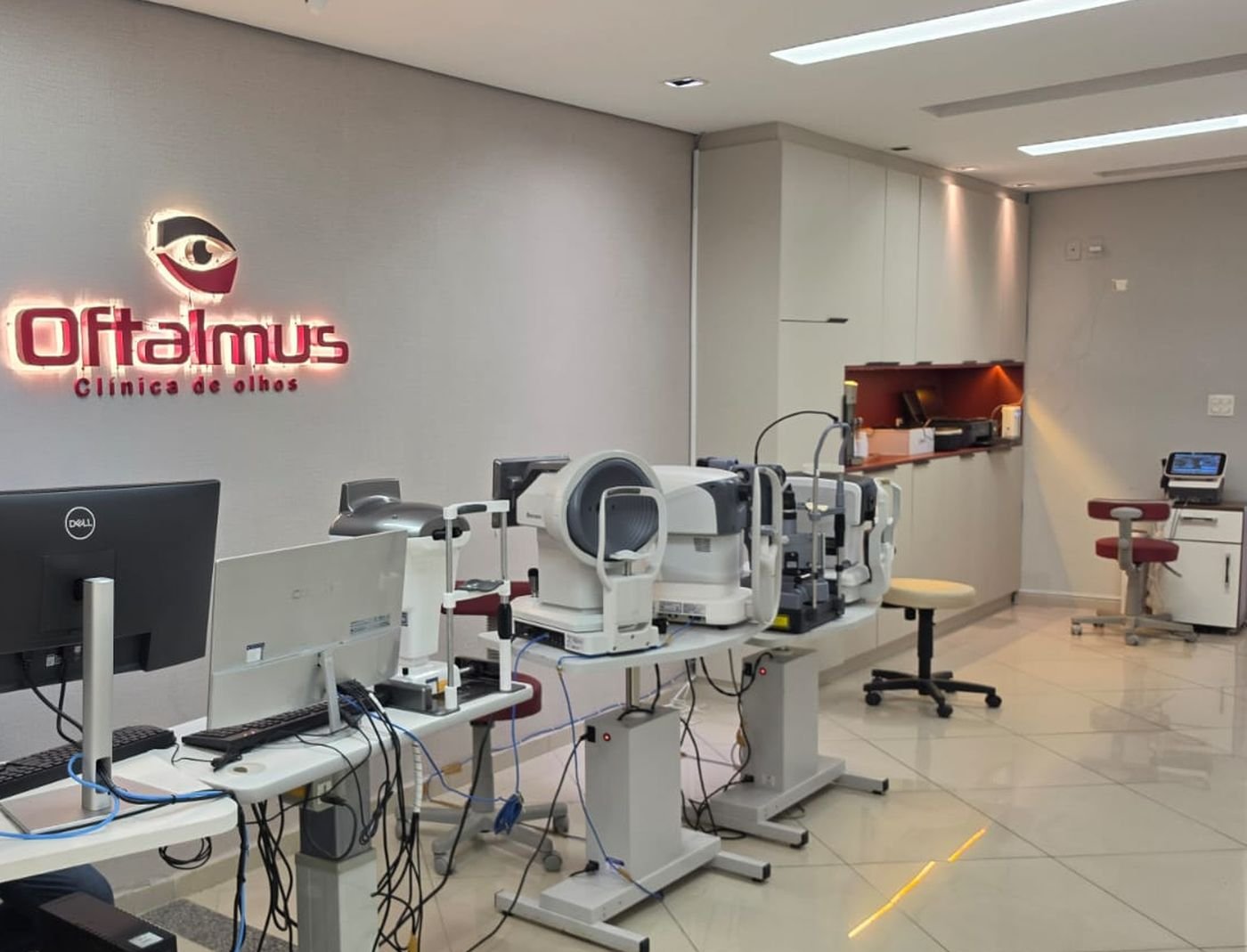 Fileira de aparelhos de exame na sala de diagnóstico da Oftalmus